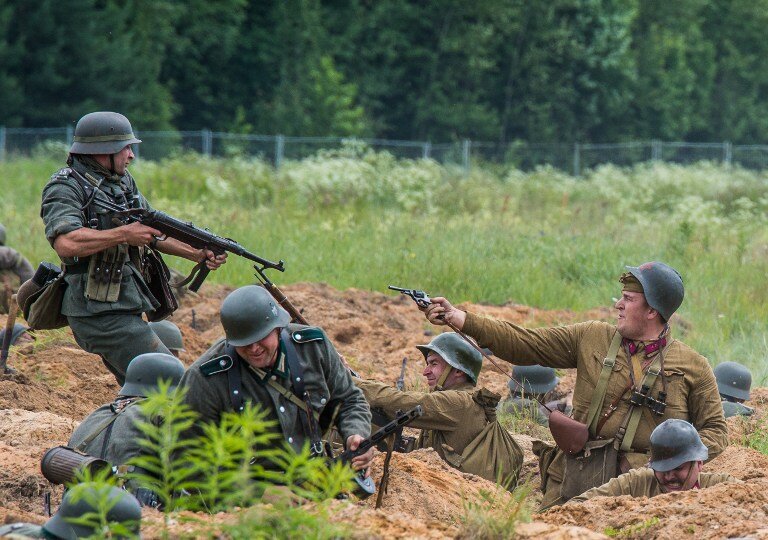 22 июня, ровно в 4 часа... | Фото: AFP