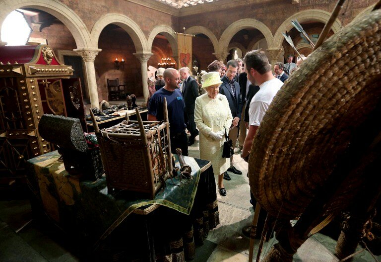 Королева Елизавета побывала на площадке ”Игры престолов” | Фото: AFP