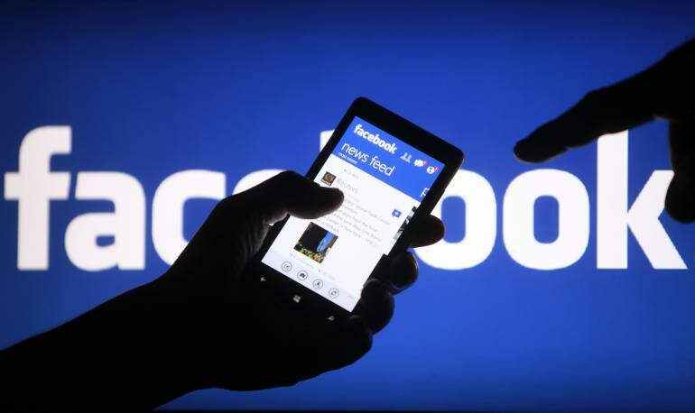 Facebook так же популярен среди американских подростков | Фото: AFP