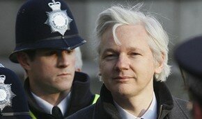 Мать основателя WikiLeaks просит Эквадор спасти сына | Фото: AFP