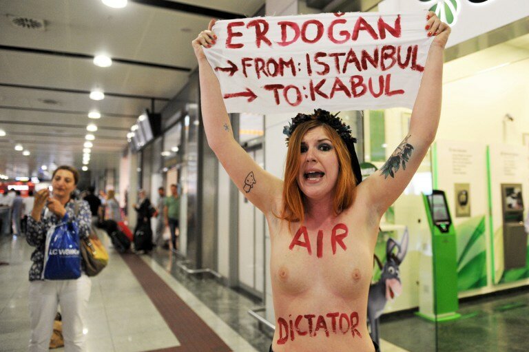 Femen устроила акцию в турецком аэропорту | Фото: AFP