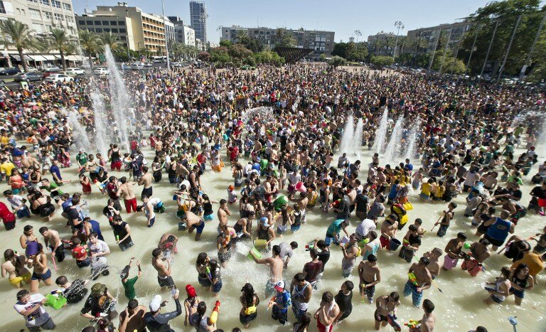 Какое лето в Тель-Авиве без традиционного Water Fight! | Фото: AFP