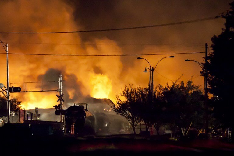 Взрыв состава с цистернами в Квебеке. Множество жертв | Фото: AFP
