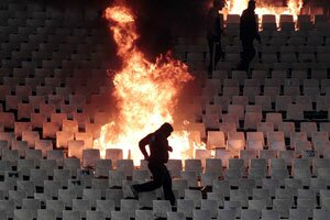 Футбольные фанаты четвретовали судью | Фото: AFP