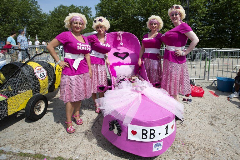Британцы прокатились на Soapbox | Фото: AFP