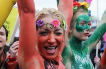 Новым символом Франции стала лидер движения FEMEN | Фото: AFP