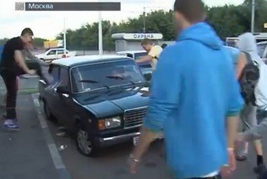 Москва: `молодежные активисты` избивают наркоторговцев 