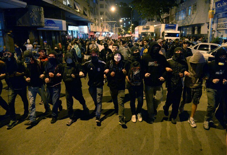 На Папу Римского – с голой грудью | Фото: AFP