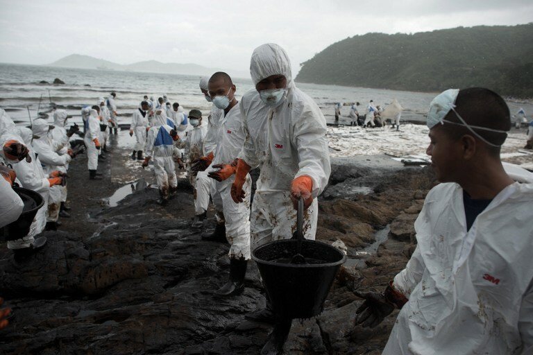 Курорты Таиланда испорчены нефтяным пятном | Фото: AFP
