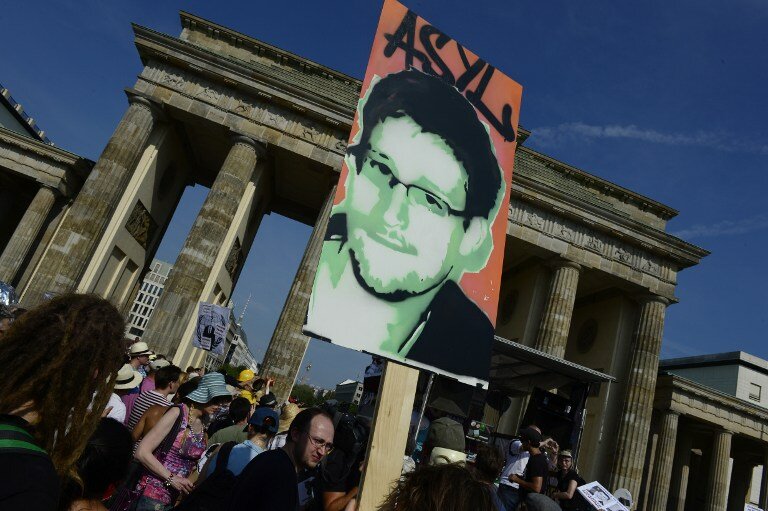 Отец Сноудена поддерживает решение сына остаться в России | Фото: AFP