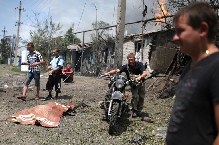 Последствия обстрела Станицы-Луганской “Градом” | Фото: AFP