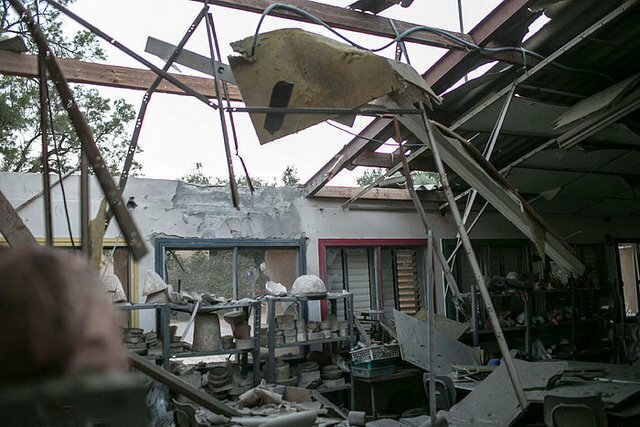 Минометный снаряд попал в дом в Эшколе | Фото: AFP