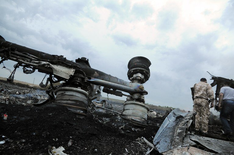 Страшные кадры сбитого самолета в донецкой области | Фото: AFP
