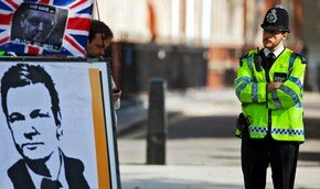 Шведы не стали допрашивать Ассанжа в посольстве Эквадора | Фото: AFP