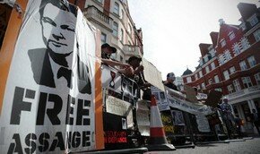 Беглый скандалист Ассанж просит слова | Фото: AFP