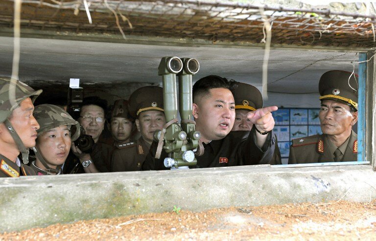 Женщины-военнослужащие тискают Ким Чен Ына | Фото: AFP