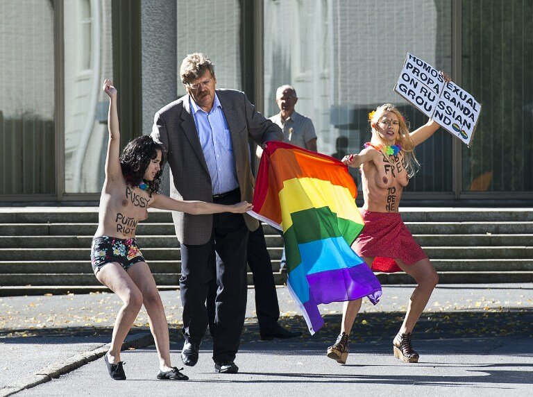 FEMEN бунтуют в российском посольстве в Швеции | Фото: AFP