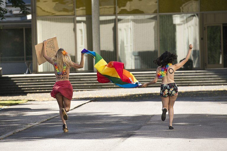 FEMEN бунтуют в российском посольстве в Швеции | Фото: AFP