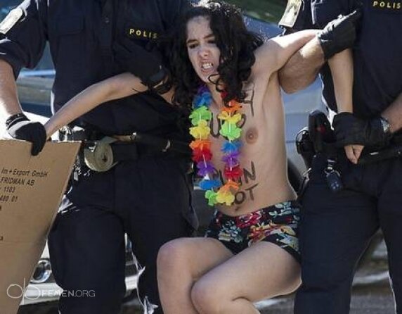 FEMEN бунтуют в российском посольстве в Швеции | Фото: AFP