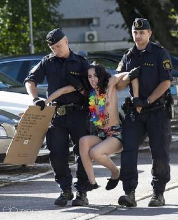 FEMEN бунтуют в российском посольстве в Швеции | Фото: AFP