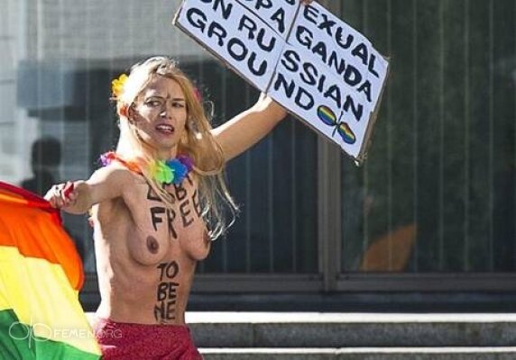 FEMEN бунтуют в российском посольстве в Швеции | Фото: AFP