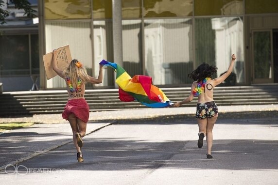 FEMEN бунтуют в российском посольстве в Швеции | Фото: AFP