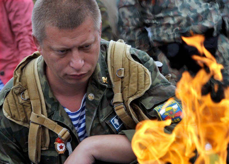 За ВДВ: Россия купается в фонтанах и бьет бутылки об голову | Фото: AFP