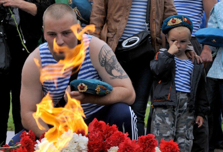 За ВДВ: Россия купается в фонтанах и бьет бутылки об голову | Фото: AFP