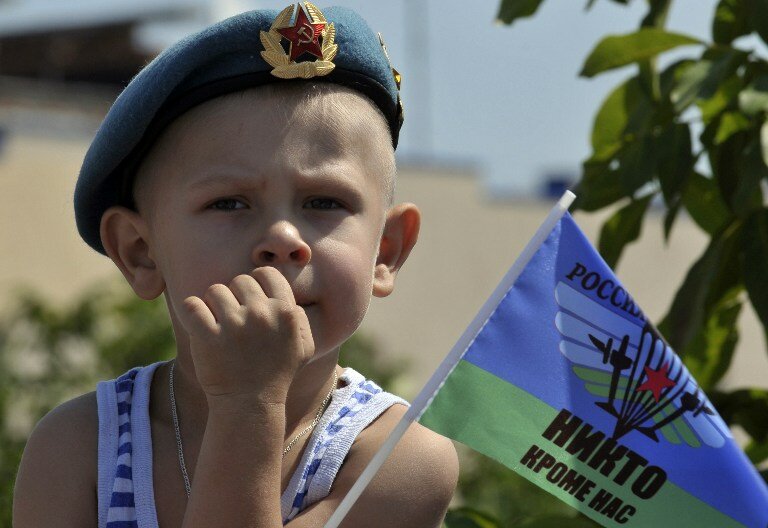 За ВДВ: Россия купается в фонтанах и бьет бутылки об голову | Фото: AFP