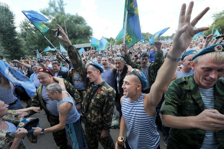 За ВДВ: Россия купается в фонтанах и бьет бутылки об голову | Фото: AFP