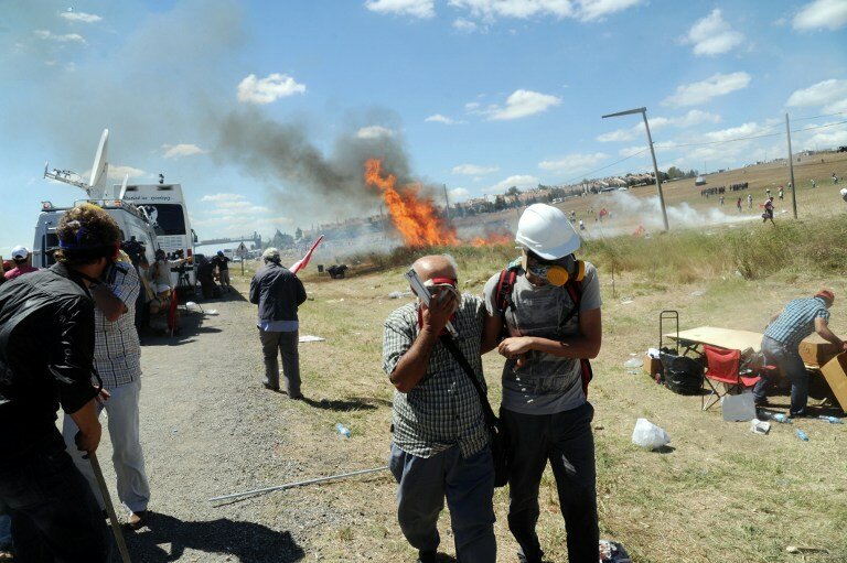 Турецкие демонстранты надели противогазы и каски | Фото: AFP