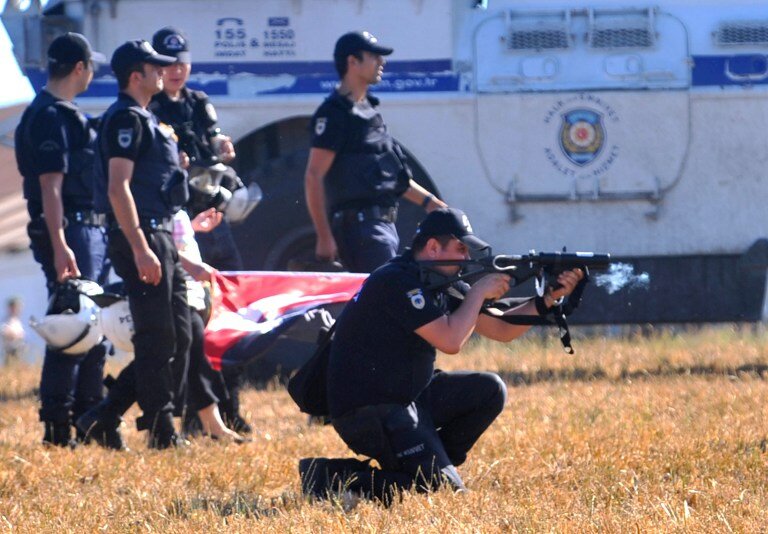 Турецкие демонстранты надели противогазы и каски | Фото: AFP