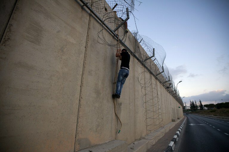 Палестинцы лезут на Стену | Фото: AFP