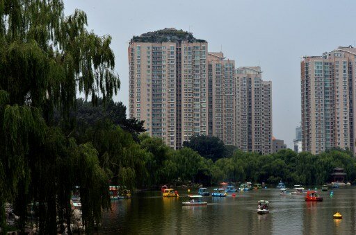 В Китае снесут искусственную гору на крыше многоэтажки | Фото: AFP