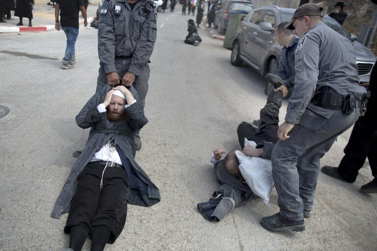 Усмирение ортодоксов в Бейт-Шемеше | Фото: AFP