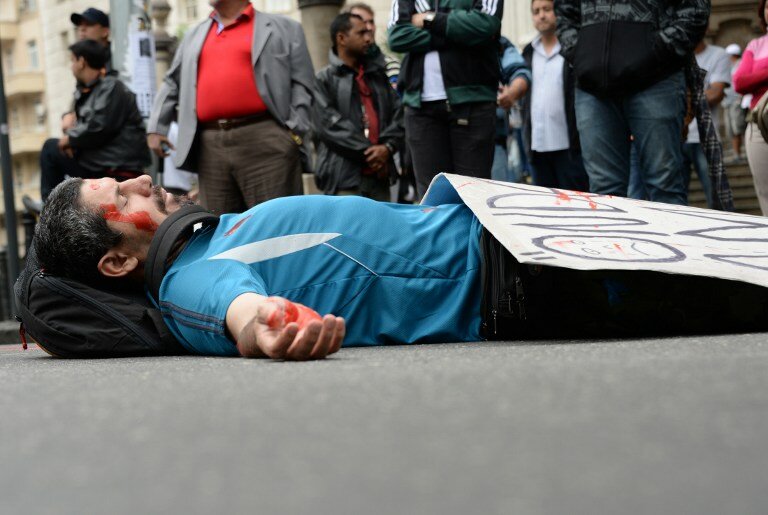 Бразилия лежа протестует против коррупции | Фото: AFP