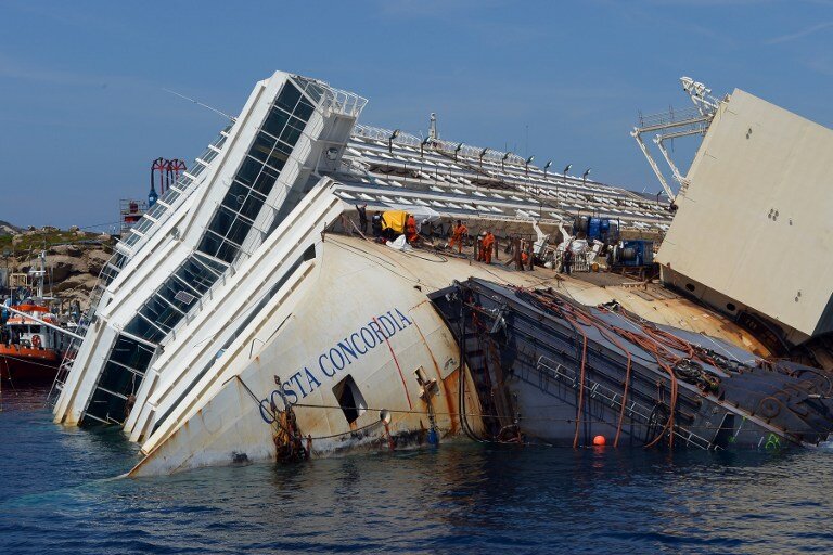 Costa Concordia начинают поднимать со дна | Фото: AFP