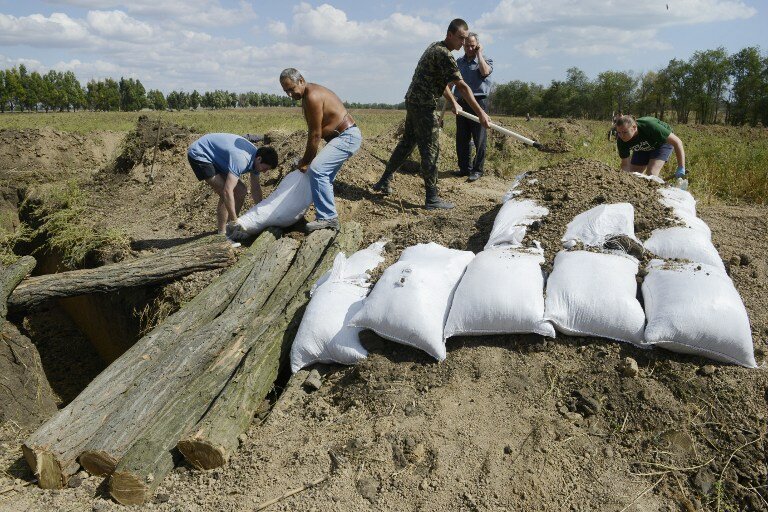 Жители Мариуполя делают окопы и проводят демонстрации за мир | Фото: AFP