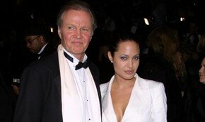 Папа Анжелины Джоли критикует антисемитский журнал Time | Фото: Getty Images