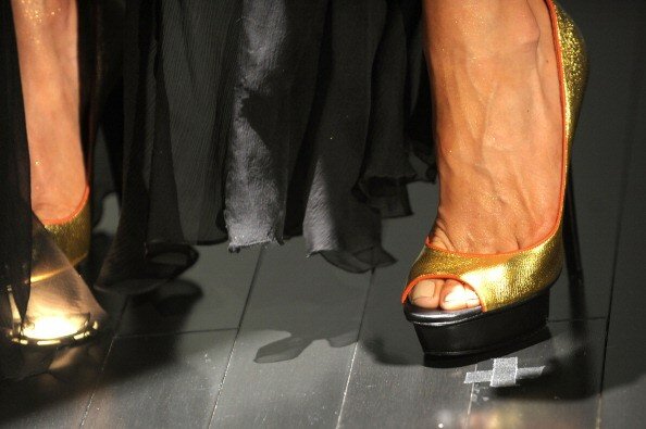 Длинные ноги продают золотую сумку | Фото: Getty Images