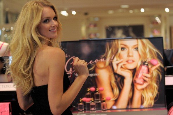 Victoria`s Secret развесила новые лифчики и трусы в `Роще` | Фото: Getty Images