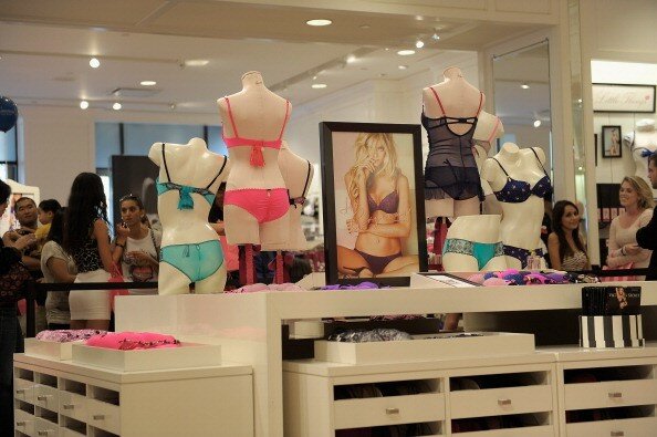 Victoria`s Secret развесила новые лифчики и трусы в `Роще` | Фото: Getty Images