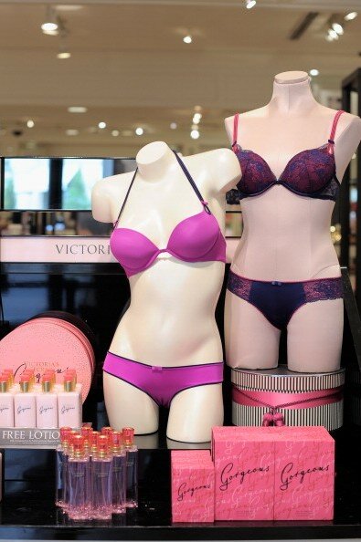 Victoria`s Secret развесила новые лифчики и трусы в `Роще` | Фото: Getty Images