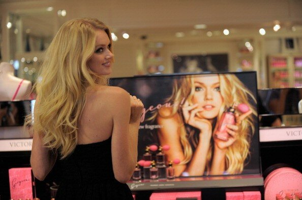 Victoria`s Secret развесила новые лифчики и трусы в `Роще` | Фото: Getty Images
