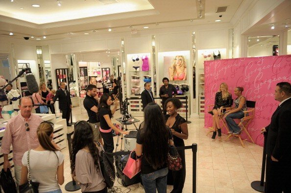 Victoria`s Secret развесила новые лифчики и трусы в `Роще` | Фото: Getty Images
