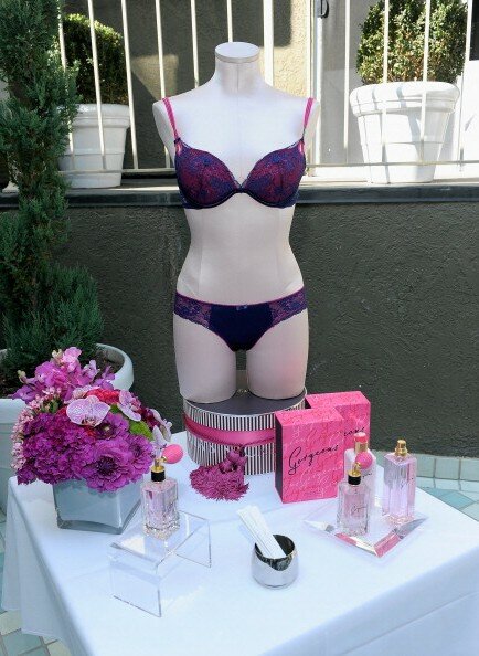 Victoria`s Secret развесила новые лифчики и трусы в `Роще` | Фото: Getty Images