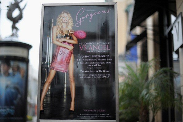 Victoria`s Secret развесила новые лифчики и трусы в `Роще` | Фото: Getty Images