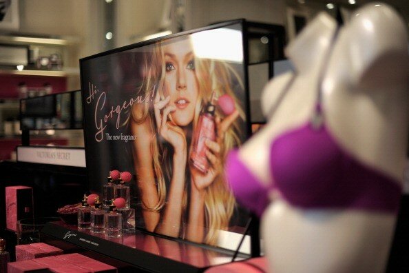 Victoria`s Secret развесила новые лифчики и трусы в `Роще` | Фото: Getty Images