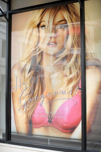 Victoria`s Secret развесила новые лифчики и трусы в `Роще` | Фото: Getty Images