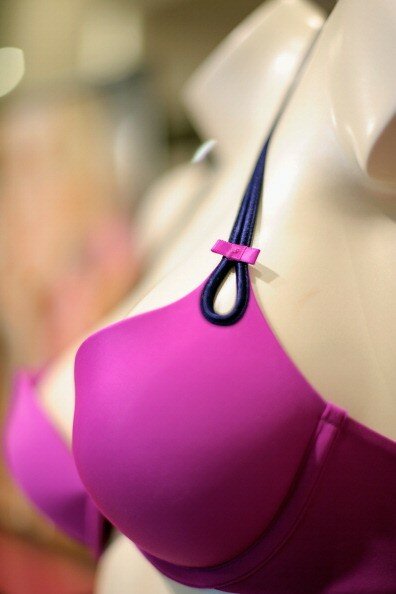 Victoria`s Secret развесила новые лифчики и трусы в `Роще` | Фото: Getty Images